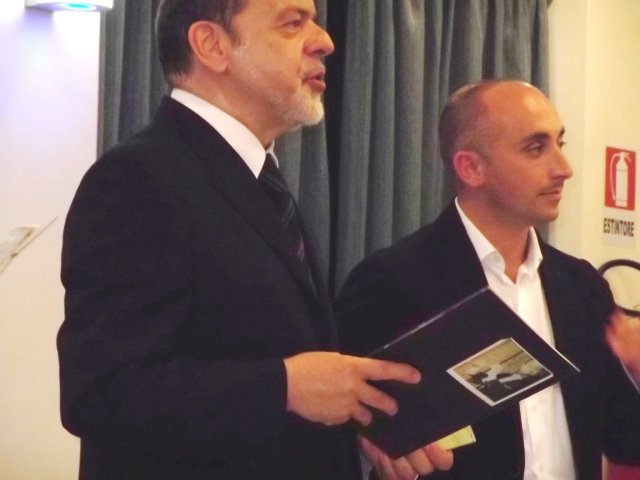gian luca petruccidirettore artistico del concorso e luca caiazza assessore alla cultura del comune di viggiano